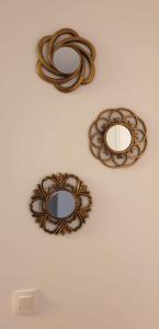 dois espelhos pendurados numa parede branca em Apartmant Melinda M16 em Brasov