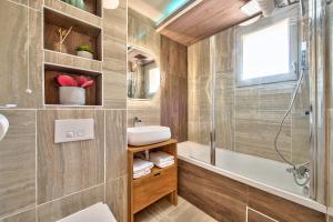 bagno con vasca, lavandino e doccia di MickeyRelax - House Spa Sauna next Disneyland Paris a Villeneuve-le-Comte