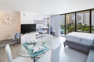 A television and/or entertainment centre at Waikiki Banyan Modern One Bedroom Free Parking