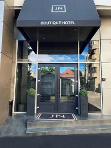 布加勒斯特的住宿－JN Boutique House，一座带精品酒店入口的建筑