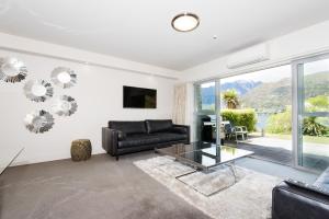 Gallery image of Lakeside Luxury with Spa in Queenstown