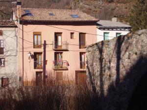 una casa con balcones a un lado en Casa Magí, en Vilaller