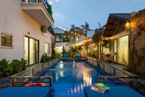 uma piscina no meio de uma casa em Sparrow's Song Homestay em Ninh Binh