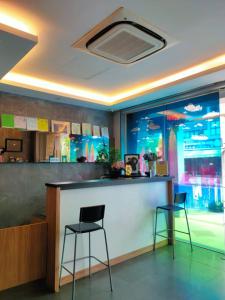 un bar en un restaurante con 2 sillas y una barra en 9 Square Hotel - Subang en Subang Jaya