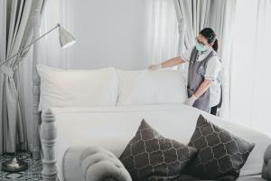 Ein Bett oder Betten in einem Zimmer der Unterkunft Noursabah Boutique Bed Bangkok