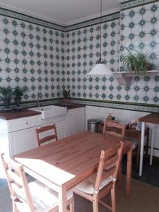 Kuhinja oz. manjša kuhinja v nastanitvi Quiet apartment in Antwerp near parc - B&B InterMezzo - business & leisure