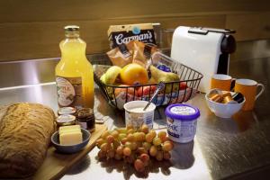 a counter with a bunch of food and a basket of fruit at Studio 367 in Tamworth