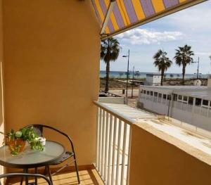 A balcony or terrace at Verdemar Apartamento l
