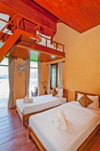 Ein Bett oder Betten in einem Zimmer der Unterkunft Panvaree Resort