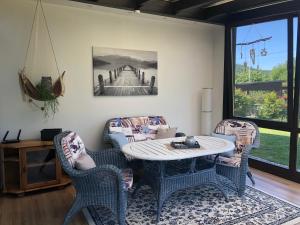 - un salon avec une table et des chaises dans l'établissement Lili´s Bungalow auf der Halbinsel Scheid, à Waldeck