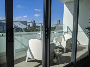 Rõdu või terrass majutusasutuses Luxury 3-bed 2-bath, balcony, with pool included, NO PARTIES!