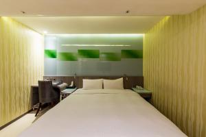 una camera con un grande letto bianco di Beauty Hotels - Hotel Bnight-Self Check-In Hotel a Taipei