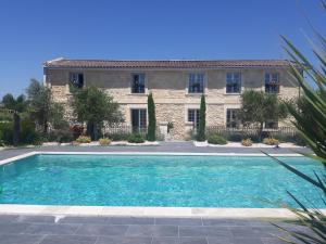 Saint-Louis-de-Montferrand的住宿－DOMAINE DE GUILLEMIN，大楼前带游泳池的房子