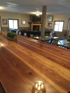 una sala de conferencias con una larga mesa de madera y sillas en Rockerville Lodge & Cabins, en Keystone
