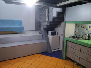 une cuisine avec un escalier et une cuisine avec un four micro-ondes dans l'établissement Sdam kvartiru v tsentre Odessy., à Odessa