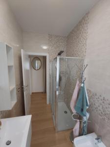 uma casa de banho com um chuveiro e um lavatório. em Le Rive em Desenzano del Garda