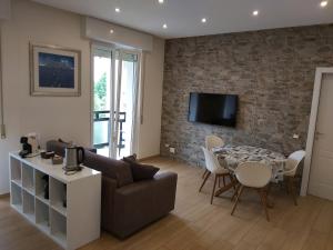 sala de estar con sofá y mesa en Le Rive en Desenzano del Garda