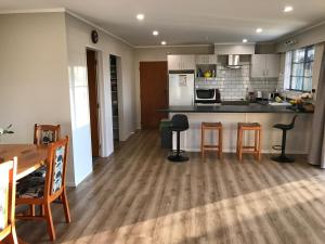 Köök või kööginurk majutusasutuses Waitomo Golf Ridge