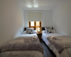 Tempat tidur dalam kamar di Apartamentos Barrio Húmedo Catedral 2