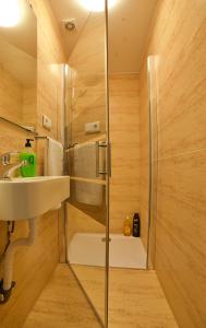 Ένα μπάνιο στο Apartamentos Barrio Húmedo Catedral 2 +18 φωτογραφίες