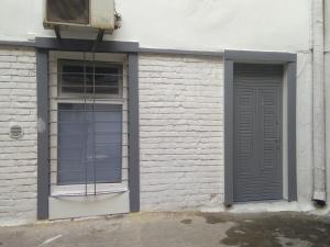 - un bâtiment avec une fenêtre et un panier de basket dans l'établissement Sdam kvartiru v tsentre Odessy., à Odessa