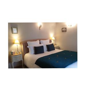 Monts-sur-Guesnes的住宿－多梅因伯格維爾旅館，一间卧室配有一张大床和两个枕头