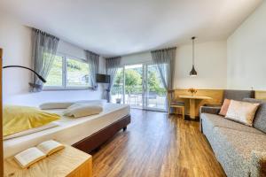 Rúm í herbergi á Das Mitterplarser Hotel