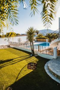 哈維亞的住宿－Villa Boho Ibiza Style，一座带游泳池和棕榈树的房子