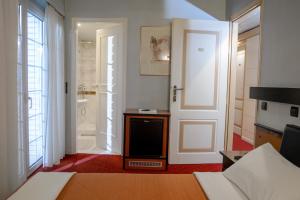 Posteľ alebo postele v izbe v ubytovaní Victory Inn Hotel