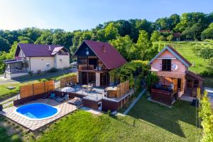 una vista aérea de una casa con piscina en Juras Country House, bazen, sauna ,hot tube,vrt, en Sveti Ivan Zelina