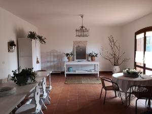 ein Zimmer mit Tischen, Stühlen und einem Spiegel in der Unterkunft Casa degli Ulivi Etna in Ragalna