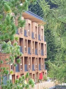 un edificio su una collina con alberi di fronte di Hotel Boè Sport and Nature ad Arabba
