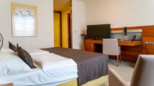 Rúm í herbergi á Hotel AquaCity Mountain View