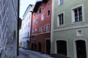 ハラインにあるModern Living in a Historical Surroundingの色彩豊かな建物が並ぶ街路