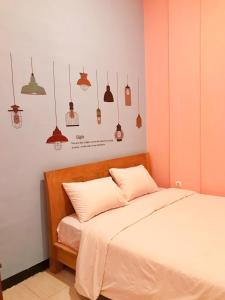 ein Schlafzimmer mit einem Bett mit Lampen an der Wand in der Unterkunft RoomZ Budget Residence in Semarang + 18 Fotos