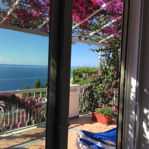 einen Balkon mit Blumen und Meerblick in der Unterkunft Hotel Bellevue Suite in Amalfi