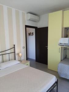 um quarto com duas camas e uma porta para um quarto em Casa VerdeMare em Porto Recanati