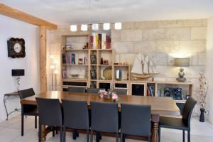 - une salle à manger avec une table et des chaises en bois dans l'établissement Chambres à Bord'O, à Bordeaux