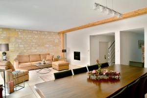 a living room with a table and a couch at Chambres à Bord'O in Bordeaux