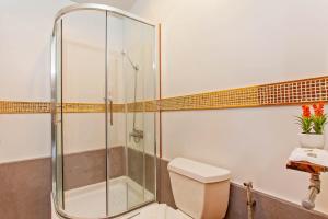Ein Badezimmer in der Unterkunft Panvaree Resort