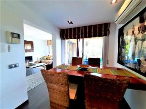 ein Esszimmer mit Tisch und Stühlen in der Unterkunft Villa Mur - Espectacular villa cerca de Sitges y BCN in Olivella