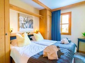 Un pat sau paturi într-o cameră la Premium 4 bed Ski-in & Out Apartment Arc 1950