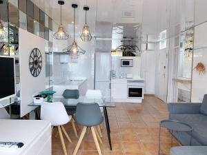 プラヤ・デ・ラス・アメリカスにあるBeach Life 365 Apartmentのキッチン、リビングルーム(テーブル、椅子付)