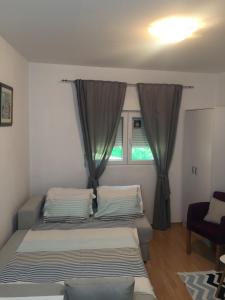 2 letti in una camera con finestra di Apartman Lili a Cetinje (Cettigne)