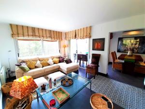 ein Wohnzimmer mit Sofa und Tisch in der Unterkunft Villa Mur - Espectacular villa cerca de Sitges y BCN in Olivella