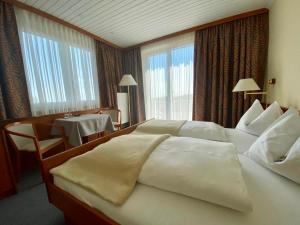 Una cama o camas en una habitación de Pension Seirer