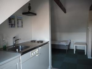 Kuchyň nebo kuchyňský kout v ubytování Blåvandshuk Golf Hostel + 29 fotografií