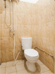 泗水的住宿－OYO Life 3398 Griya RM 19 Syariah，一间带卫生间和淋浴的浴室