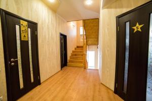 um corredor com duas portas e escadas num edifício em HOLLYWOOD em Poltava
