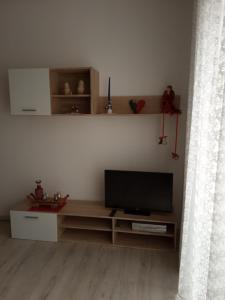 Televízia a/alebo spoločenská miestnosť v ubytovaní Da Valentina